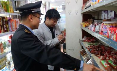 東城區專項抽檢 酒類經營與校園周邊“五毛零食”治理雙管齊下，超220件問題產品下架
